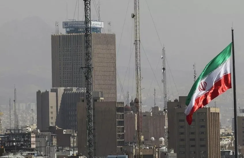 طهران تضع 5 شروط لإنهاء الحرب.. وتتهم واشنطن بحياكة “خدعة” جديدة بعد فشل المفاوضات السابقة